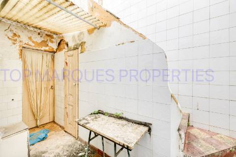 Moradia de dois andares com 3 frações independentes, situada no coração da zona histórica