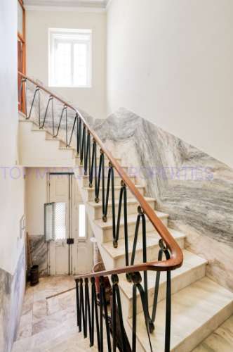 Moradia de dois andares com 3 frações independentes, situada no coração da zona histórica