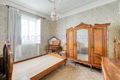 Moradia de dois andares com 3 frações independentes, situada no coração da zona histórica