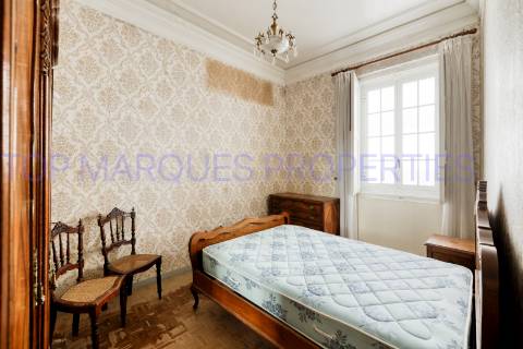 Moradia de dois andares com 3 frações independentes, situada no coração da zona histórica