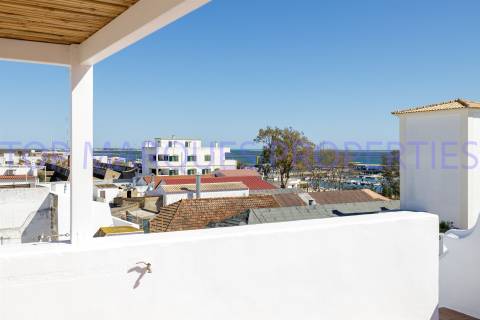 Moradia na baixa com vista mar