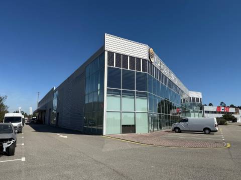 Arrenda-se Armazém, Espaço Comercial