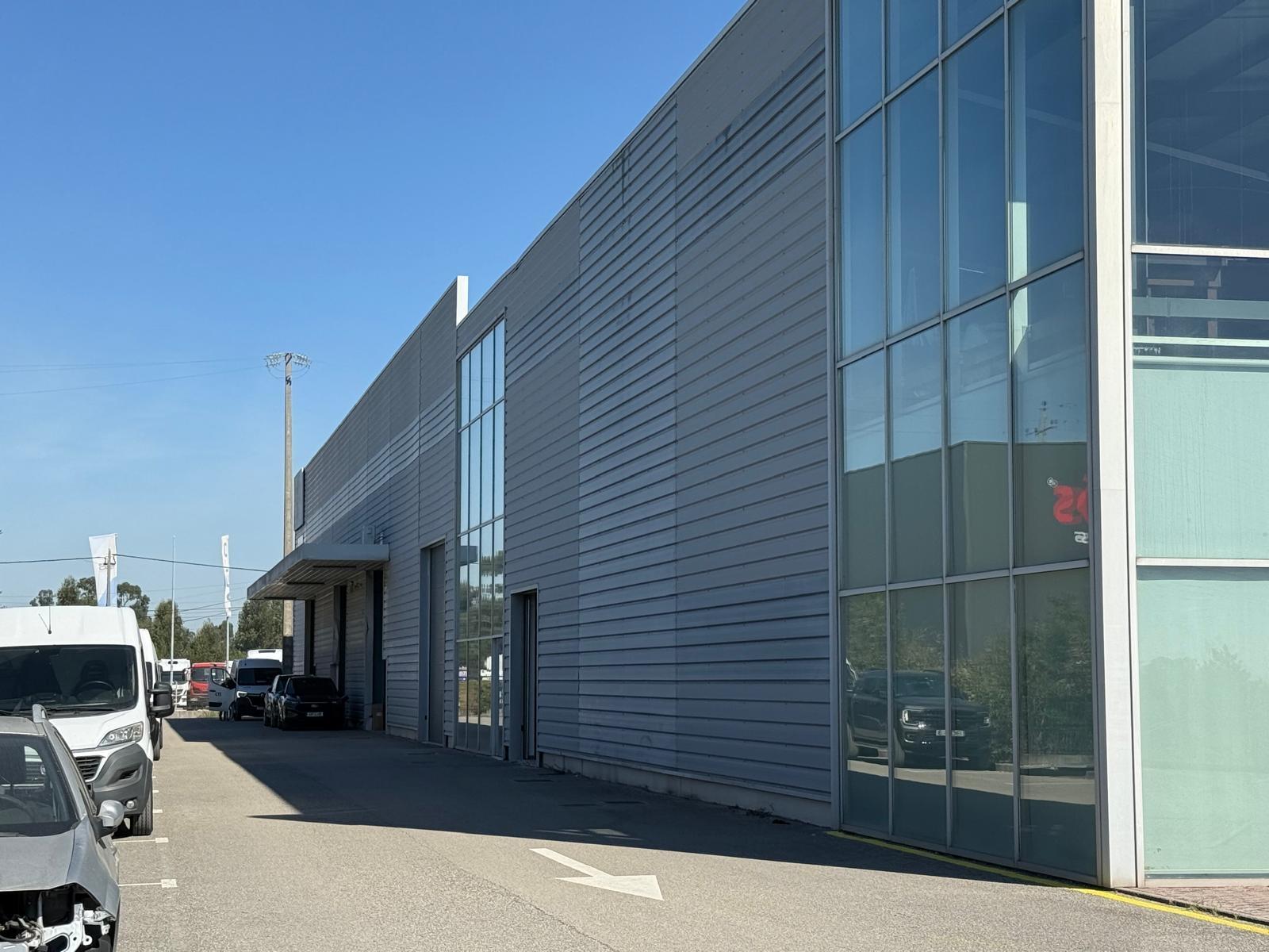 Arrenda-se Armazém, Espaço Comercial