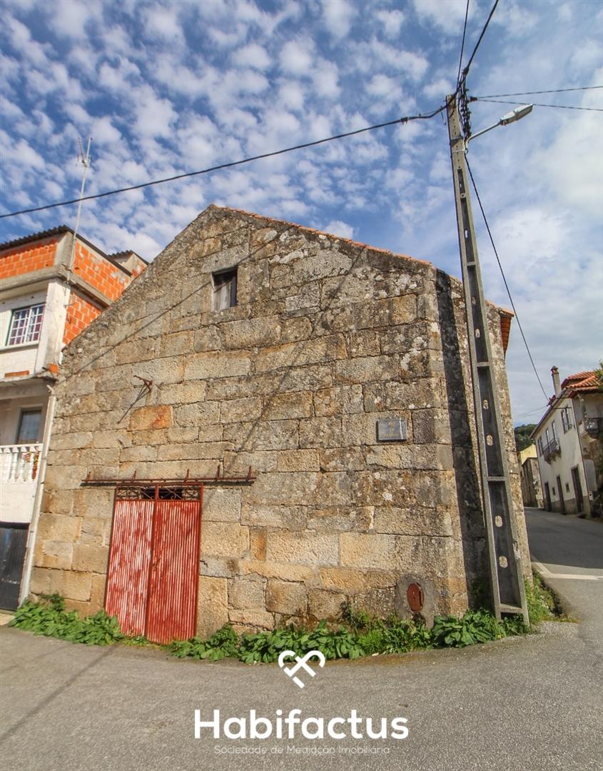 Moradia em pedra para reconstrução na zona de Silgueiros, Viseu.