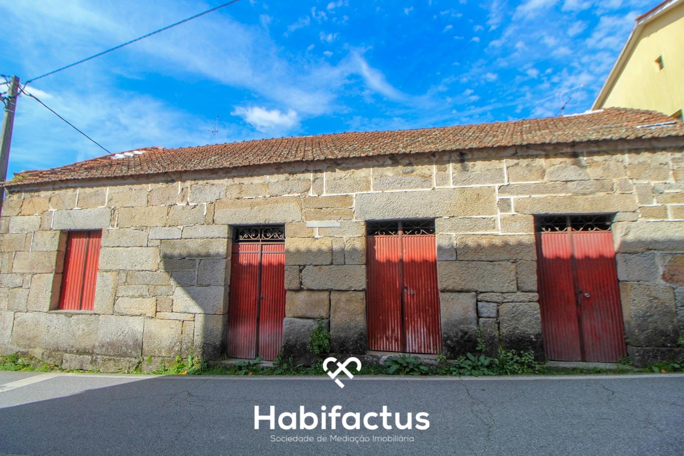 Moradia em pedra para reconstrução na zona de Silgueiros, Viseu.