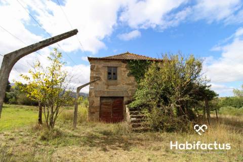 Quinta Rústica com Moradia em Pedra em Vila Cortês da Serra