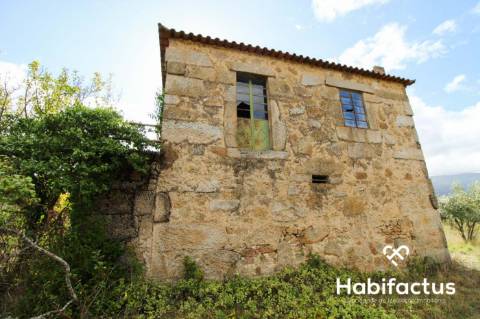 Quinta Rústica com Moradia em Pedra em Vila Cortês da Serra
