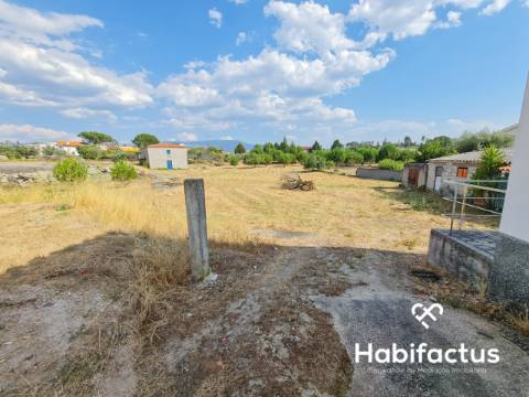 Terreno Rústico  Terreno rustico com possibilidade de construir uma moradia isolada ou duas geminada