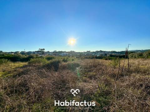 Terreno com projecto aprovado para loteamento de 20 moradias isoladas.