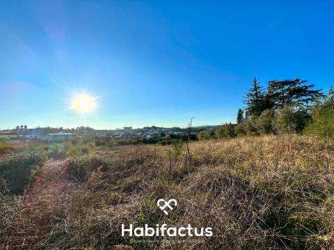 Terreno com projecto aprovado para loteamento de 20 moradias isoladas.