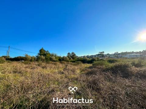 Terreno com projecto aprovado para loteamento de 20 moradias isoladas.