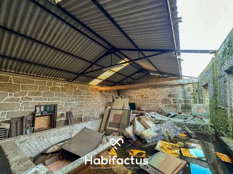 Terreno com projecto aprovado para loteamento de 20 moradias isoladas.