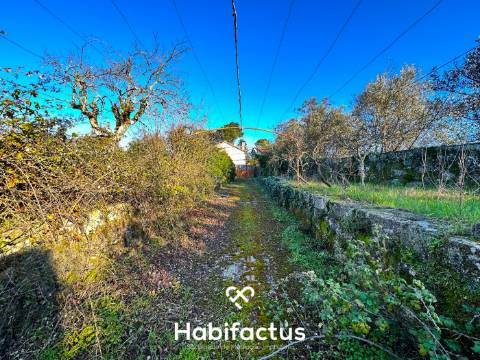 Terreno com projecto aprovado para loteamento de 20 moradias isoladas.
