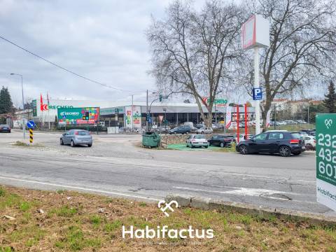 Lote de terreno com área de 900m2, situado na zona do Viso, em Viseu frente ao Recheio.