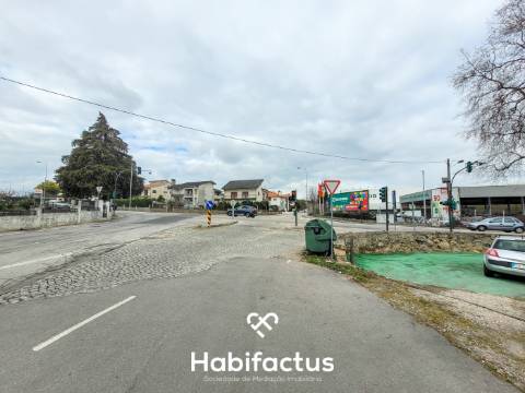 Lote de terreno com área de 900m2, situado na zona do Viso, em Viseu frente ao Recheio.