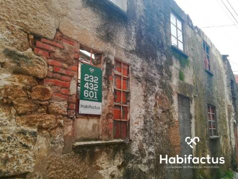 Moradia T2 para recuperar em Abraveses - Viseu