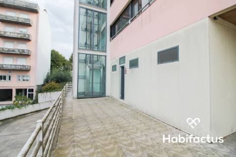 Loja no centro de Nelas