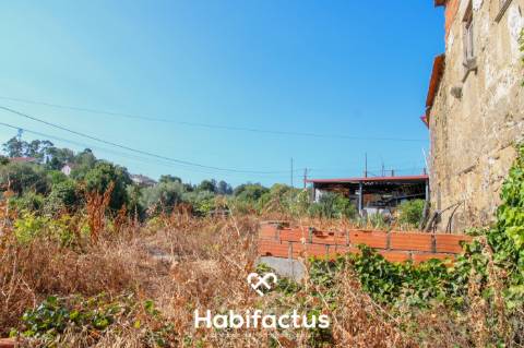 Duas Moradias em pedra para remodelar - Tondela