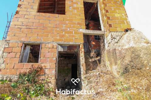 Duas Moradias em pedra para remodelar - Tondela