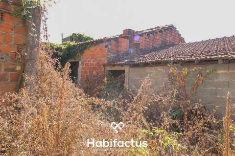 Duas Moradias em pedra para remodelar - Tondela