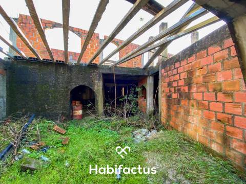 Moradia com vista para a Serra da Estrela para reconstruir em Nelas - Viseu