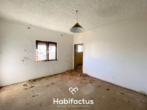 Moradia com vista para a Serra da Estrela para reconstruir em Nelas - Viseu