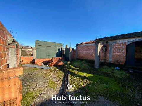 Moradia com vista para a Serra da Estrela para reconstruir em Nelas - Viseu