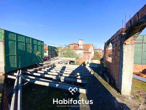 Moradia com vista para a Serra da Estrela para reconstruir em Nelas - Viseu