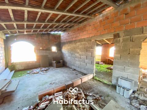 Moradia com vista para a Serra da Estrela para reconstruir em Nelas - Viseu