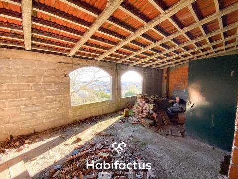 Moradia com vista para a Serra da Estrela para reconstruir em Nelas - Viseu