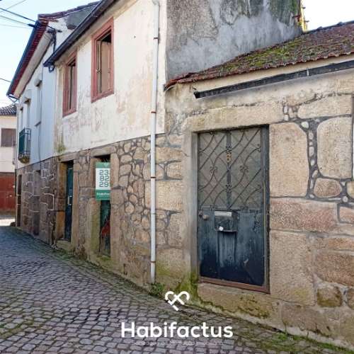 Moradia para restaurar em Tondela, com grande potencial e localização privilegiada!