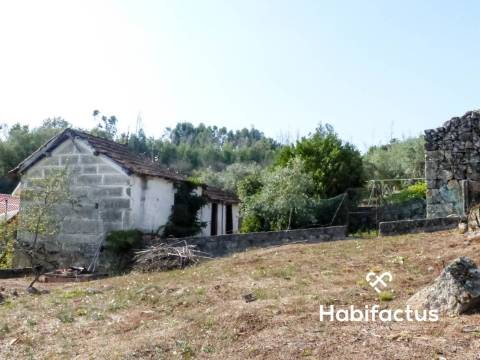 Moradia para reconstrução a 15 minutos de Viseu.
