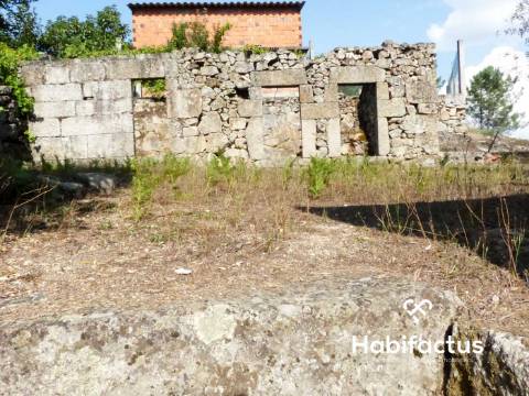 Moradia para reconstrução a 15 minutos de Viseu.