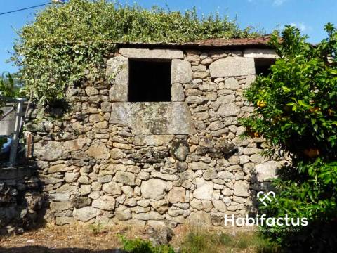 Moradia para reconstrução a 15 minutos de Viseu.