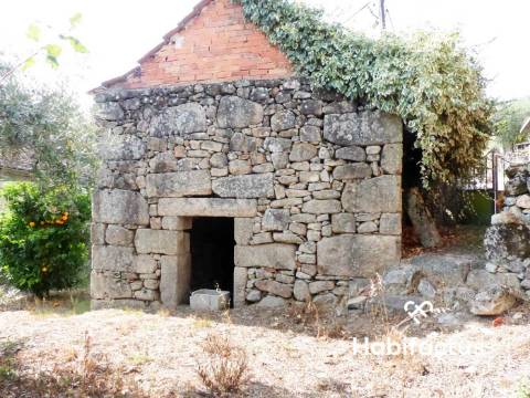 Moradia para reconstrução a 15 minutos de Viseu.