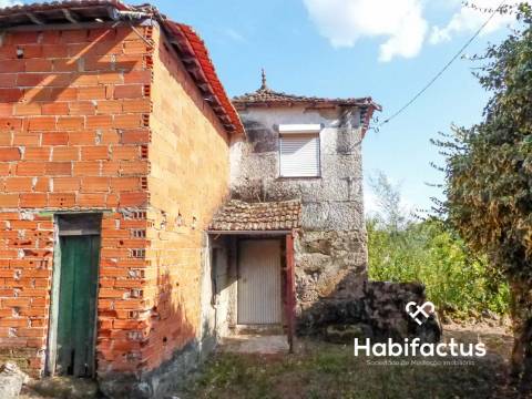 Moradia para reconstrução a 15 minutos de Viseu.