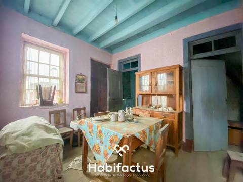 Moradia em Pedra em Vale de Madeiros: Oportunidade de renovação.