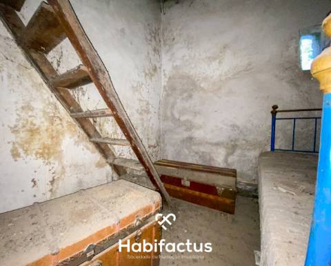 Moradia em Pedra em Vale de Madeiros: Oportunidade de renovação.