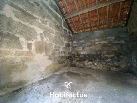 Moradia em Pedra em Vale de Madeiros: Oportunidade de renovação.