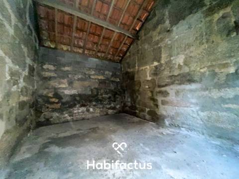 Moradia em Pedra em Vale de Madeiros: Oportunidade de renovação.