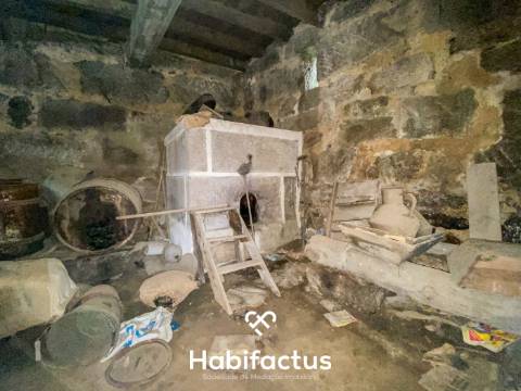 Moradia em Pedra em Vale de Madeiros: Oportunidade de renovação.