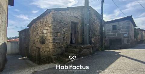 Moradia com projeto para reconstrução.