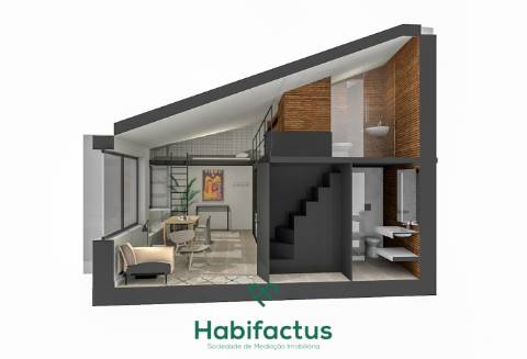 Escritório para reconversão em T2 na zona histórica de Viseu.