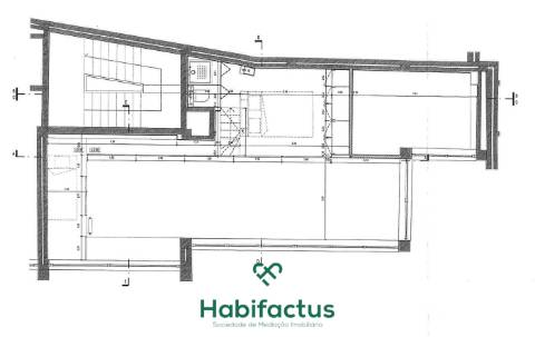 Escritório para reconversão em T2 na zona histórica de Viseu.