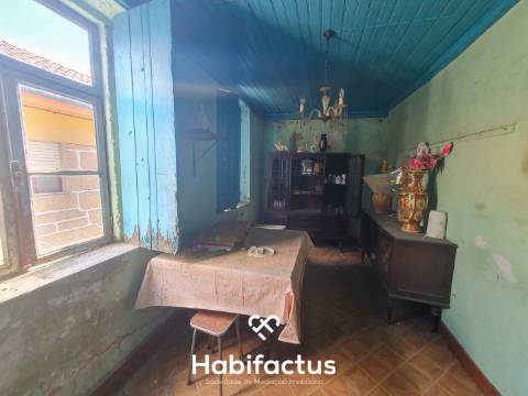 Moradia em Pedra para Restaurar na zona de Santar