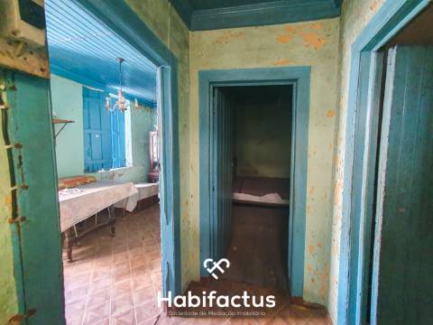 Moradia em Pedra para Restaurar na zona de Santar