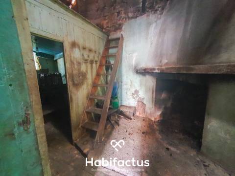 Moradia em Pedra para Restaurar na zona de Santar