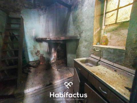 Moradia em Pedra para Restaurar na zona de Santar