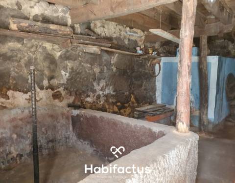 Moradia em Pedra para Restaurar na zona de Santar