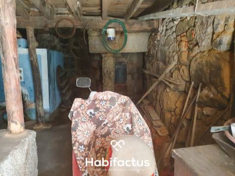 Moradia em Pedra para Restaurar na zona de Santar